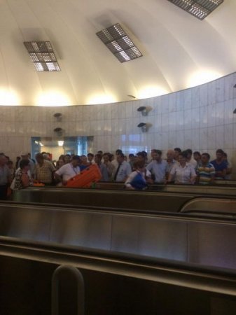 Bakıda sevgilisi ilə mübahisə edən gənc özünü qatarın altına atdı