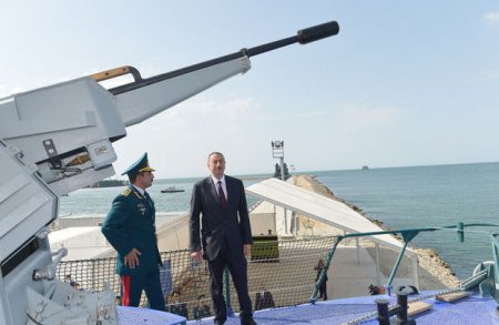 İlham Əliyev yeni sərhəd gözətçi gəmisi ilə tanış oldu