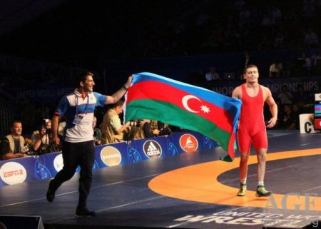 Rəsul Çunayev ermənini diz çökdürdü
