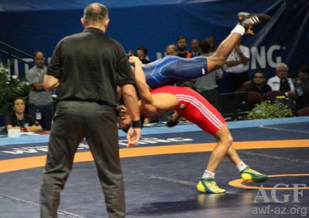 Rəsul Çunayev ermənini diz çökdürdü