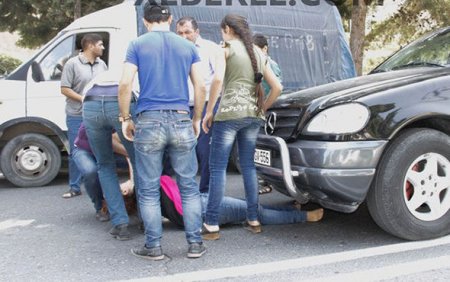Sumqayıtda iki azyaşlı uşağı ilə birgə intihara cəhd edən qadın danışdı