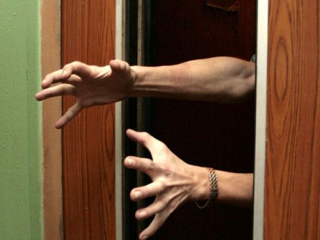 Abşeronda 5 nəfər liftdə qaldı