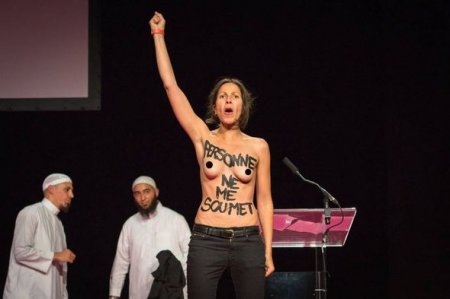 FEMEN müsəlmanların konfransını dağıtdılar