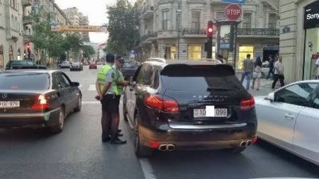 Bakının bahalı maşınları cərimə meydançasında