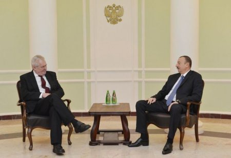 İlham Əliyev və Miloş Zeman təkbətək görüşdü