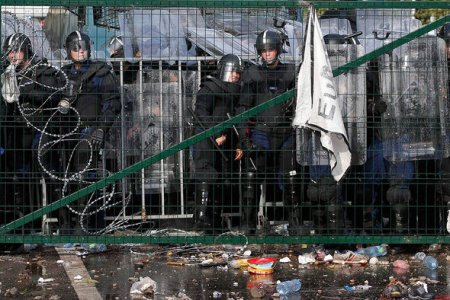 Qaçqınlar Macarıstan və Serbiya sərhədlərinə hücum çəkdilər