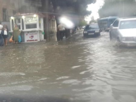 Bakıda güclü yağış: Əhmədlini su basdı