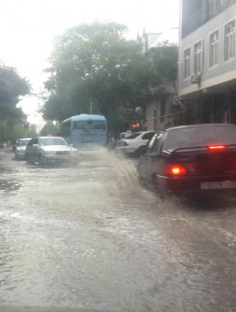 Bakıda güclü yağış: Əhmədlini su basdı