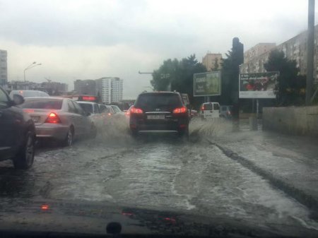 Bakıda güclü yağış: Əhmədlini su basdı