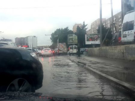 Bakıda güclü yağış: Əhmədlini su basdı