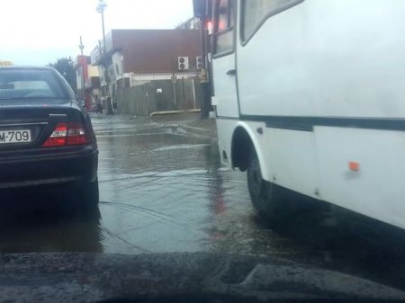 Bakıda güclü yağış: Əhmədlini su basdı