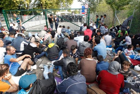 Avropa miqrantların üzünə bütün yolları bağlayır