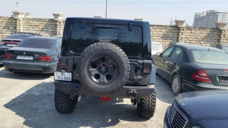 Bakının ən bahalı maşınları cərimə meydançasına salındı