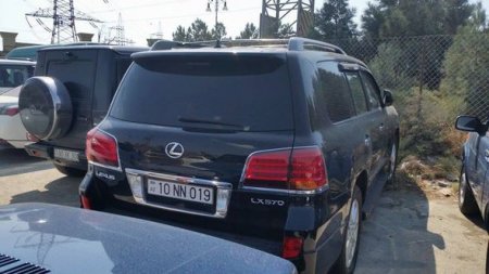 Bakının ən bahalı maşınları cərimə meydançasına salındı