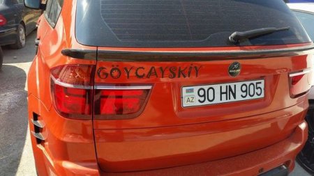 Bakının ən bahalı maşınları cərimə meydançasına salındı