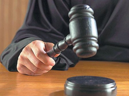 Barışmaq məqsədi ilə hamilə arvadını bıçaqlayan şəxsin məhkəməsi başladı
