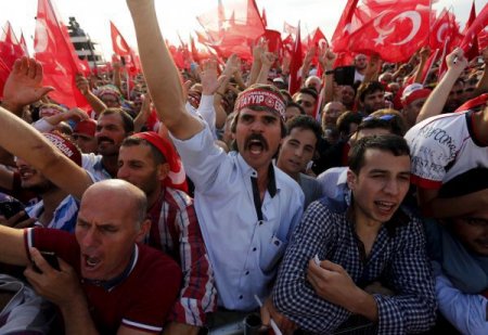 İstanbulda on min nəfər küçələrə axışdı