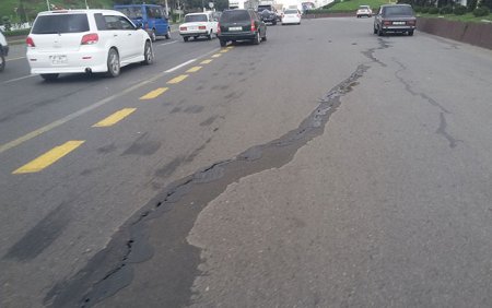 Sumqayıt yolu ikiyə bölündü