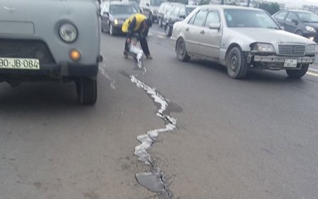 Sumqayıt yolu ikiyə bölündü