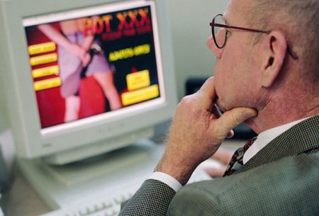 İtaliyada işdə pornoya baxmağa icazə verildi