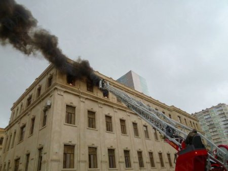 Bakıda 16 mənzilli ev yandı