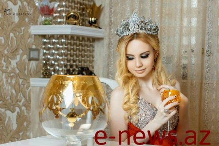 Tanınmış model kraliça obrazında