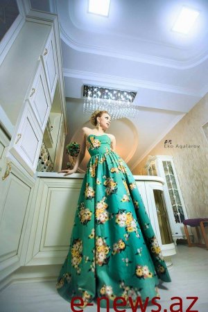 Tanınmış model kraliça obrazında