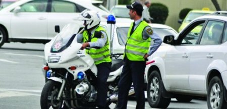 Yol polisi saxladığı maşını niyə pullu dayanacağa aparır?