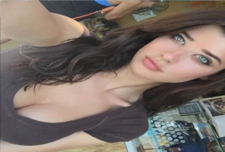 Gözlərinin fərqli rəngi Amerika modelini internet ulduzuna çevirdi