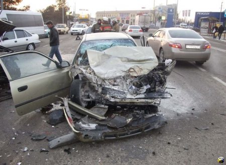 Bakıda səfirlik maşını qəzaya düşdü: 5 yaralı