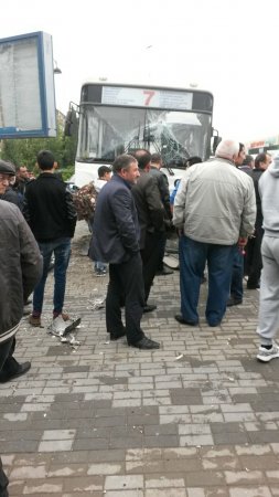 Sumqayıtda sərnişin avtobusu dirəyə çırpıldı