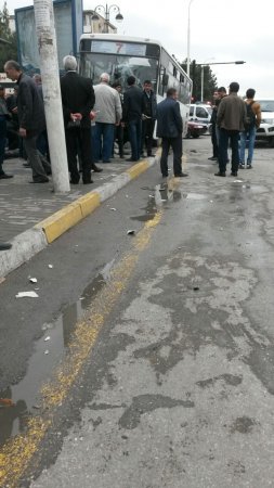 Sumqayıtda sərnişin avtobusu dirəyə çırpıldı