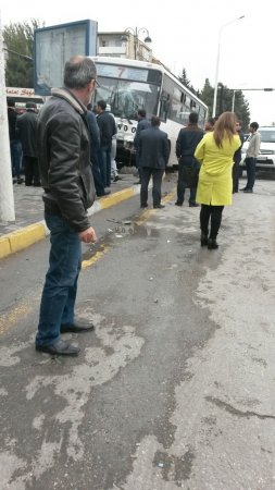 Sumqayıtda sərnişin avtobusu dirəyə çırpıldı