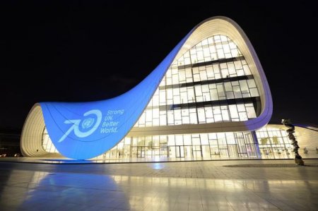 Heydər Əliyev Mərkəzinin binası mavi rənglə işıqlandırılıb