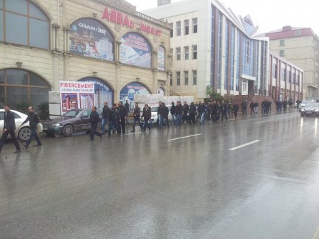 Bakıda etiraz yürüşü başlayıb, yüzlərlə insan küçələrə çıxdı