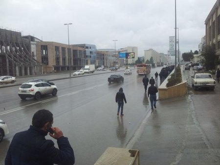 Bakıda etiraz yürüşü başlayıb, yüzlərlə insan küçələrə çıxdı
