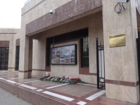 Bakı sakinləri Rusiya səfirliyinə gül aparır