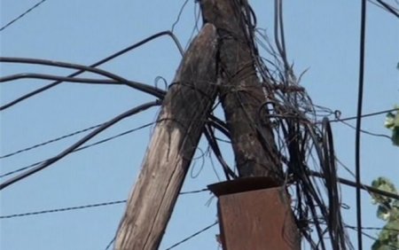 Elektrik dirəyi aşdı, 18 yaşlı oğlan öldü