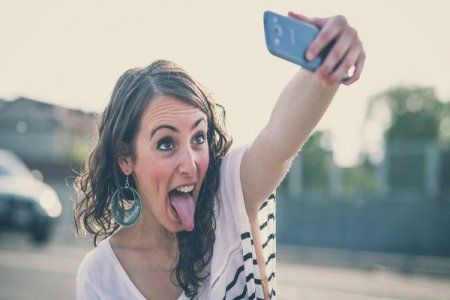Böyük Britaniyada selfi asılılığına qarşı həb yazırlar