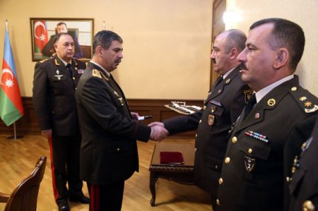 Müdafiə naziri hərbçilərə yeni rütbələr verdi