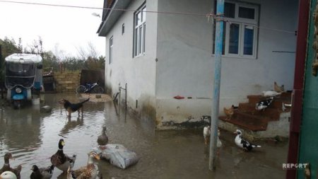 Astara su altında