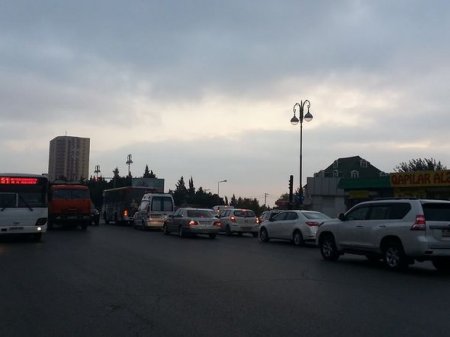 Bu yolda sürücülərin səhvləri tıxaca səbəb olur