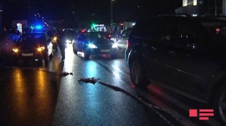 Bakıda kanalizasiya xətti partladı: Yol çökdü