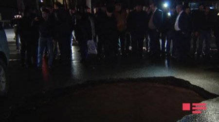 Bakıda kanalizasiya xətti partladı: Yol çökdü