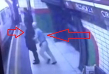 Britaniyalı hicablı qadını metro qatarının altına itələyib