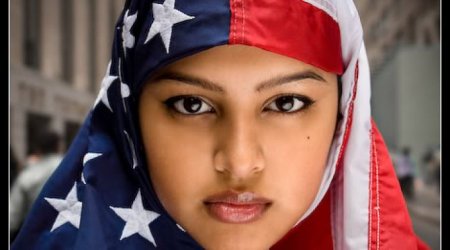 Hicab geyinən vətənpərvər amerikalı qadın müsəlmanların hüquqlarını qorudu