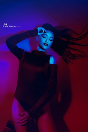 16 yaşlı azərbaycanlı modeldən cəsarətli FOTOSESSİYA