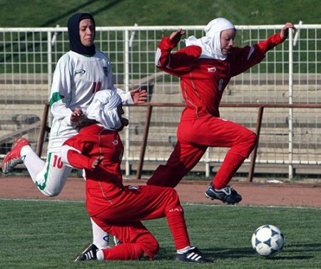 İranlı qadın futbolçu ərini dinləmədi