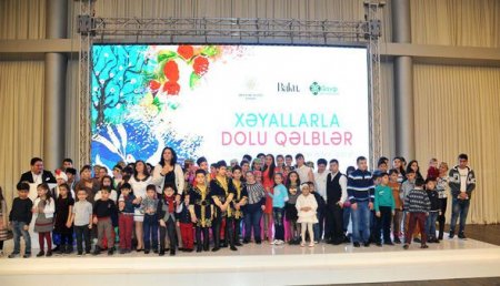 Leyla Əliyeva əkizləri ilə sərgidə