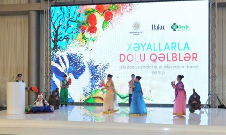 Leyla Əliyeva əkizləri ilə sərgidə